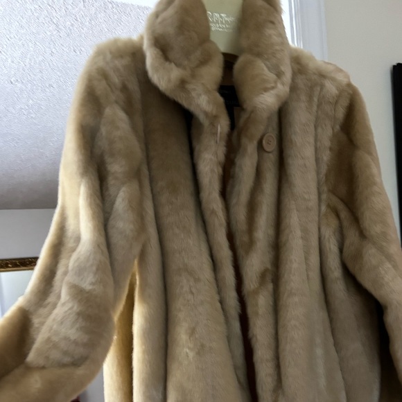 Faux fur.  New never worn- was in my mothers closet - Picture 2 of 10